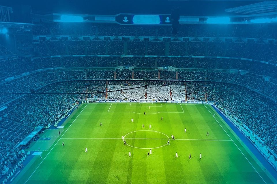 Die Massen werden vom Fußball begeistert – ohne Fans wäre das Business nicht so gewaltig! Die Massen werden vom Fußball begeistert – ohne Fans wäre das Business nicht so gewaltig!