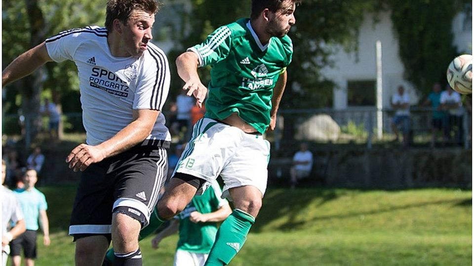 Oberpollings Topstürmer Flo Feichtinger (li) traf gegen Martin Allmansbergers Vilshofer zum 4:0-Endstand. F: Hönl