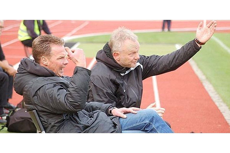 Stets sehr engagiert: Das Trainer-Duo des BV Cloppenburg, Jörg-Uwe Klütz (links) und Mario Neumann ? mit Erfolg, wie zuletzt beim 2:1-Erfolg in Oldenburg deutlich wurde. Bodo Tarow
