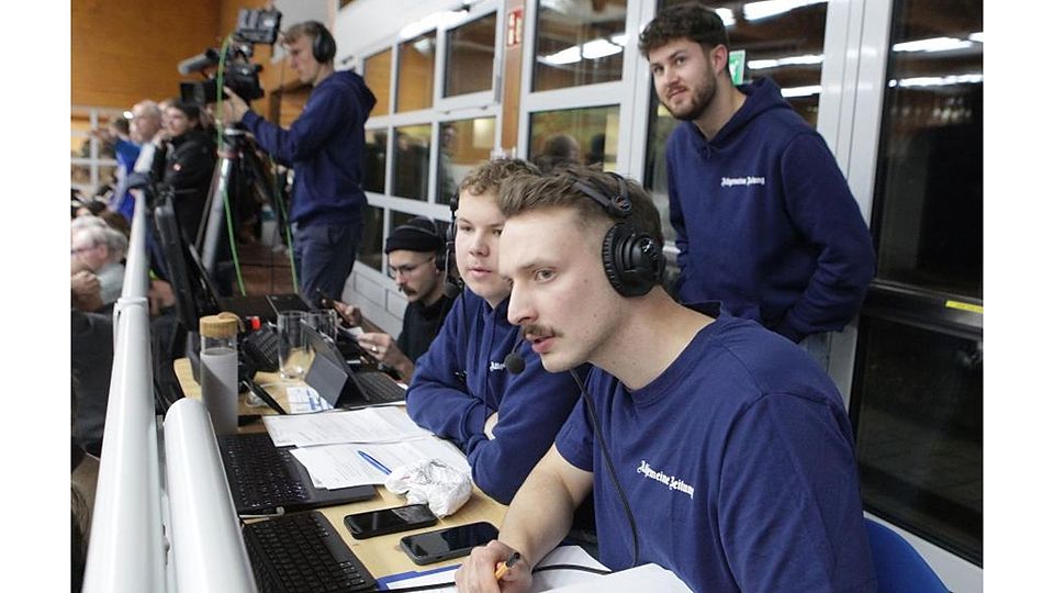 Benedikt Palm (rechts) moderierte die erste Live-Übertragung des Hallenfußball-Turniers bei den Halenmasters des TSV Gau-Odernheim. 	Archivfoto: Axel Schmitz/pakalski-press
