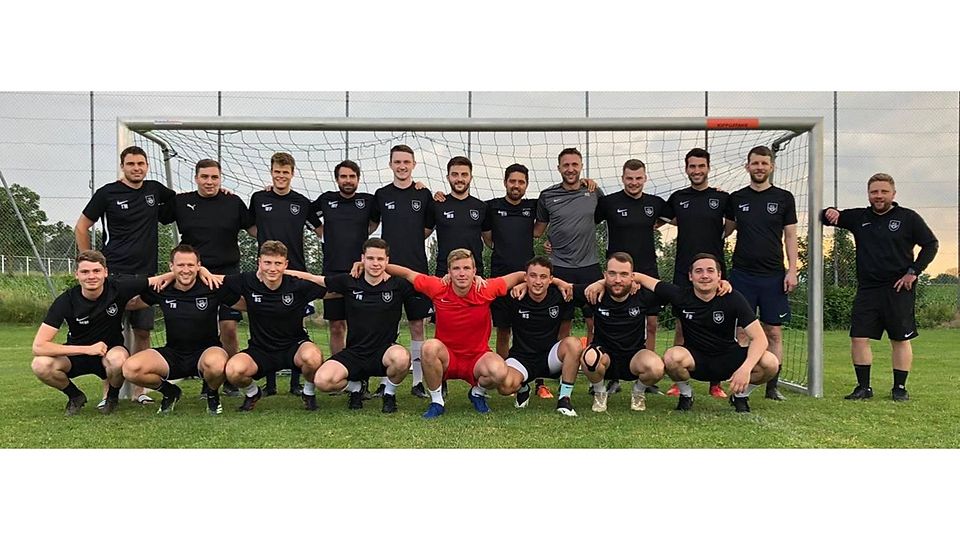 Ein verschworener Haufen: Kreisklassen-Meister und Aufsteiger SV Walpertskirchen. Nächste Saison in der Kreisliga spielen (hinten, v. l.) Tommi May, Florian Lurz, Philip Weber, Franz Maier, Martin Deutinger, Max Büchlmann, Robert Dormeier, Andreas Stangl, Louis Schwarz, Luca Fellermeier, Sebastian Schönberger, Trainer Sepp Heilmeier, (vorne, v. l.) Michael Mayr, Thomas Hötscher, Benedikt Schuler, Florian Rauch, Thomas Pfanzelt, Stefan Hanebauer, Michael Gartner, Florian Baumann sowie (nicht auf dem Foto) Michael Königsmark und Robert Jovanovic. 
