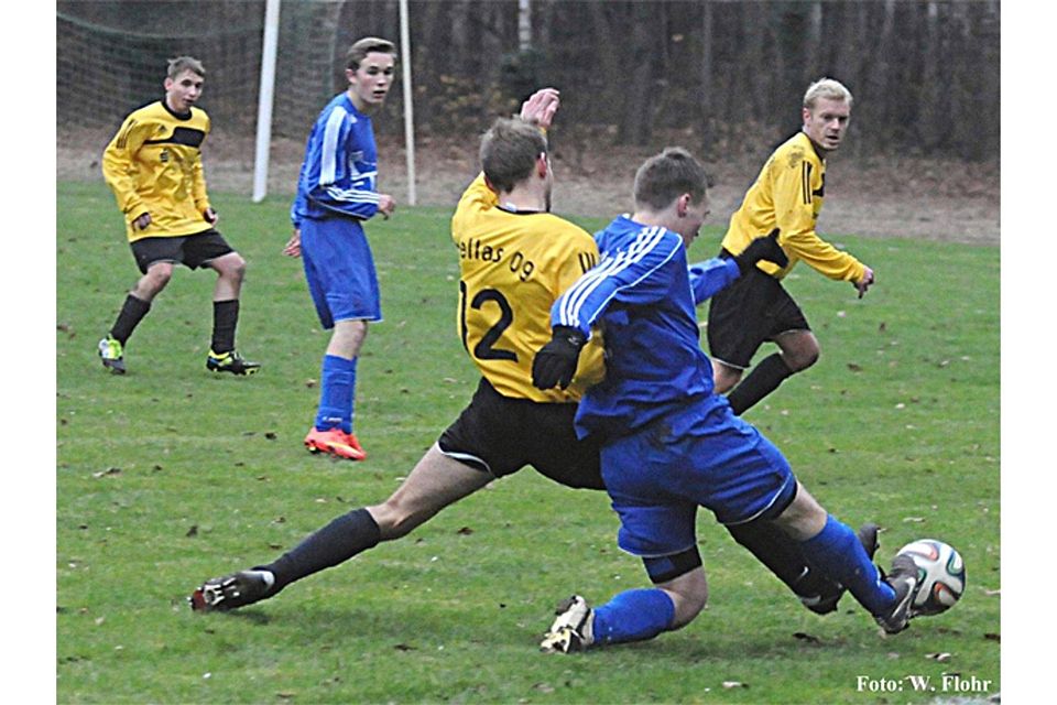 Roßlau (in blau) siegte am letzten Spieltag in Oranienbaum  (Foto W. Flohr)
