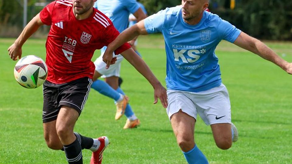 Auf Torjäger Blerton Muca (rechts; hier im Spiel gegen den TSV Höchst) ist bei Spitzenreiter TSV Auerbach Verlass. Gegen die TS Ober-Roden wollen Muca und Co. am Sonntag ihre weiße Weste verteidigen.