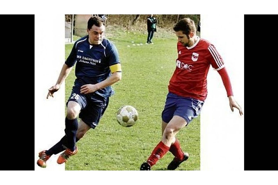 Diesmal getrennt im Einsatz: Spieler des TuS Obenstrohe II (rotes Trikot) und der  SG Wangerland/Tettens Müller-Düring