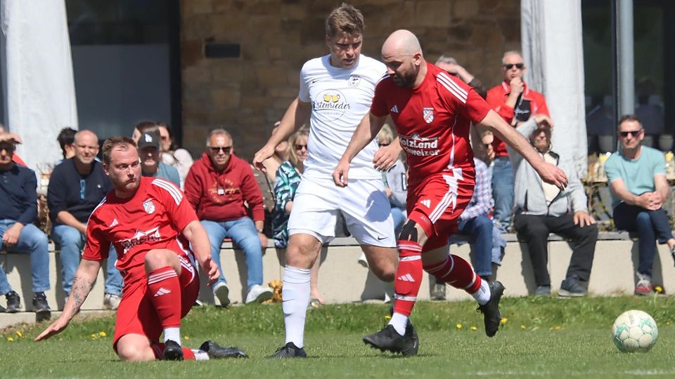 Seine beiden Tore erzielte er nicht aus dem Spiel heraus: Simon Ried (in Weiß, hier im Zweikampf mit den Peitingern Tobias Freiberger, links, und Marius Klein) war zweimal mit einem Freistoß erfolgreich.