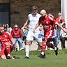 Seine beiden Tore erzielte er nicht aus dem Spiel heraus: Simon Ried (in Weiß, hier im Zweikampf mit den Peitingern Tobias Freiberger, links, und Marius Klein) war zweimal mit einem Freistoß erfolgreich.