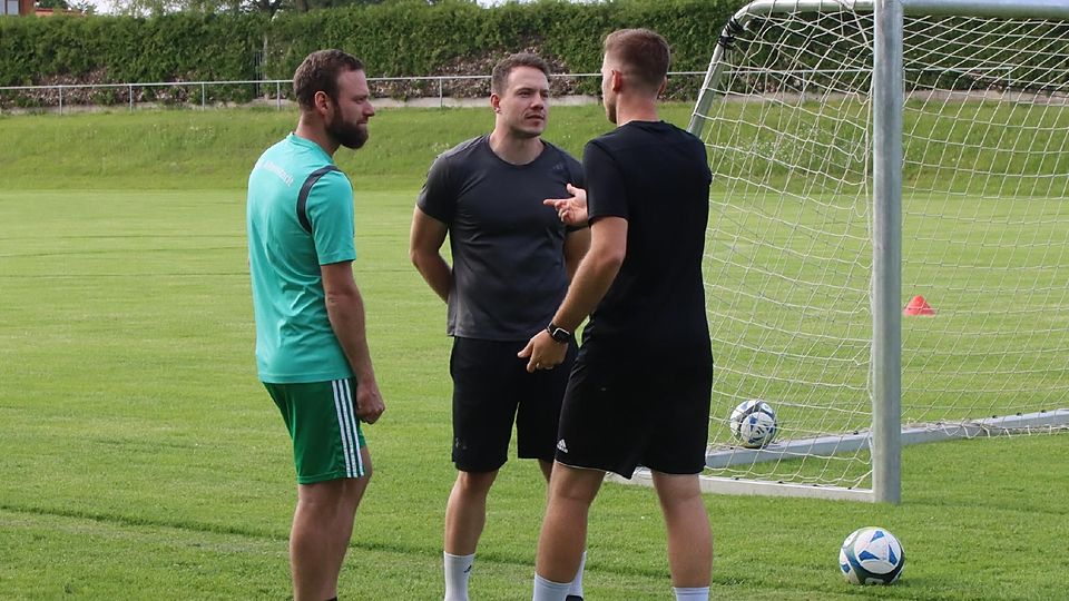 Trainertrio im Gespräch: (von links) Dominique Müller (Trainer Zweite Mannschaft), Christoph Wagner und Philipp Bartmann, die gemeinsam die Kreisliga-Mannschaft betreuen.