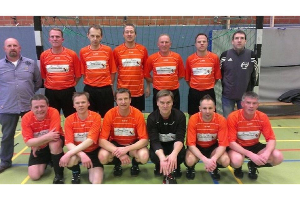 Alter und neuer Lingener Hallenstadtmeister der Fußball-Altliga (Ü40) ist die Mannschaft des SV Voran Brögbern. Foto: privat