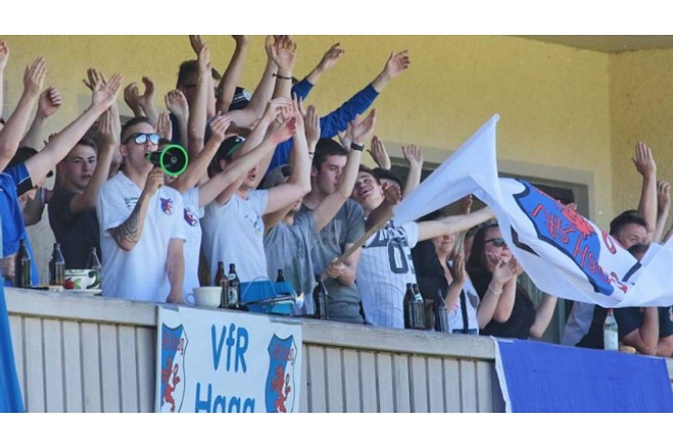 Lautstarke Unterstützung vom Sportheim-Balkon: Der VfR Haag hat nach dem Heimsieg über Istanbul Moosburg noch Chancen auf den Titel in der Gruppe 6.  foto: Lehmann