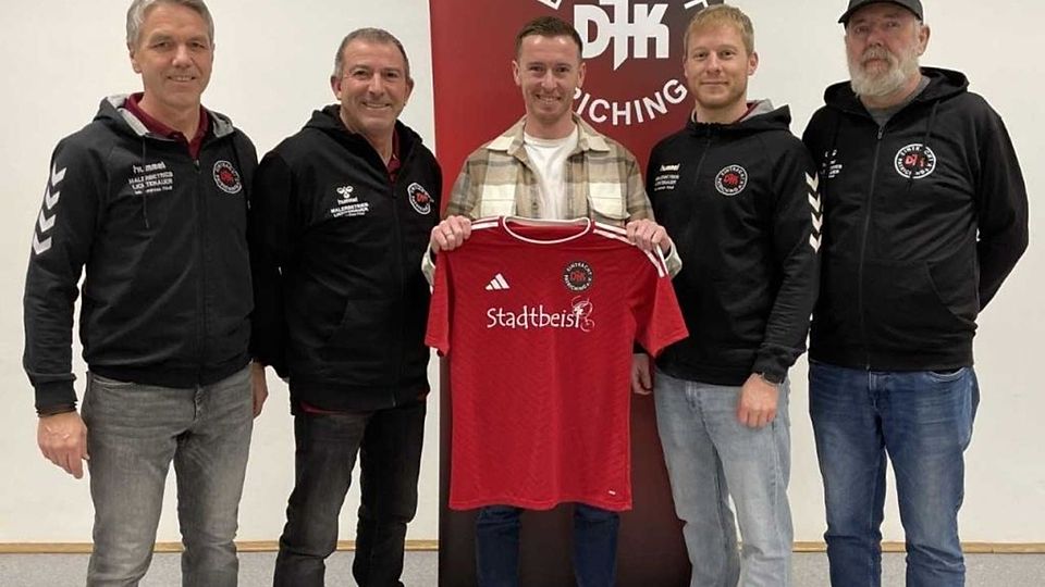 Von links nach rechts: 1. Vorstand Manfred Stemplinger, die zweiten Vorstände Christian Moosbauer und Josef Brunner sowie Fußball-Abteilungsleiter Hermann Bobula