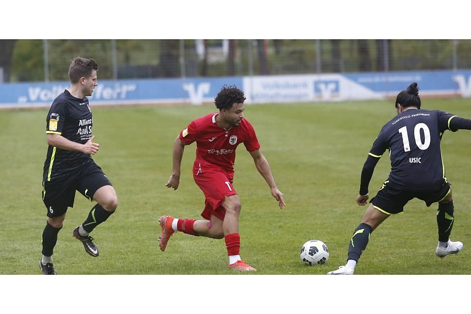 Yassine Maingad (M.) macht den Sack für den FC Gießen gegen Walldorf zu. © Ben Volkmann