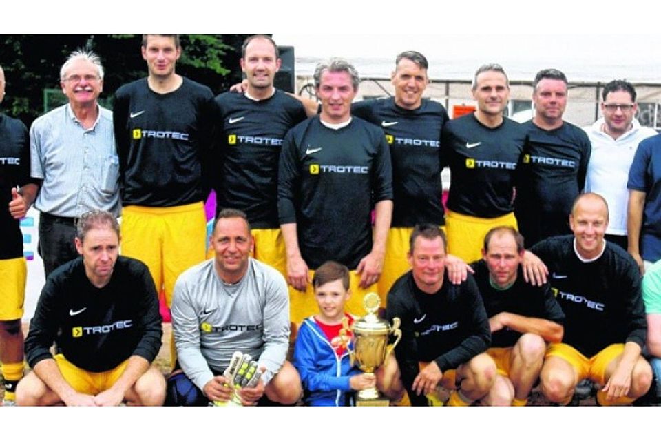 Die Mannschaft des BC 09 Oberbruch gewann am Samstagnachmittag die Kreismeisterschaft der Altherrenfußballer über 40 Jahre. Im Finale wurde der FC Randerath-Porselen mit 7:2 besiegt. Foto: agsb