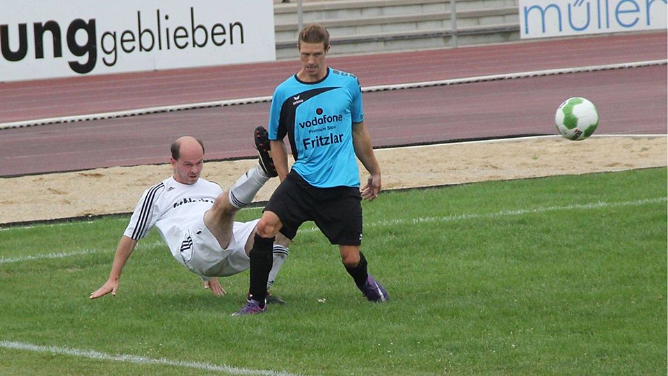 F: Sascha Peter Fabian Große (blaues Trikot) von der FSG Borken/Freudenthal steht auch in der Topelf des dritten Spieltags.