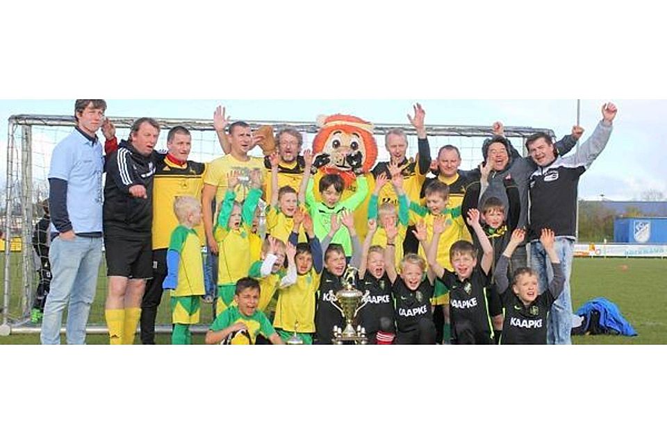 Das Team des VfL Löningen freute sich mit Maskottchen „Lasse von Lastrup“ über den Turniersieg beim Young-and-Oldstar-Cup. Karsten Boll