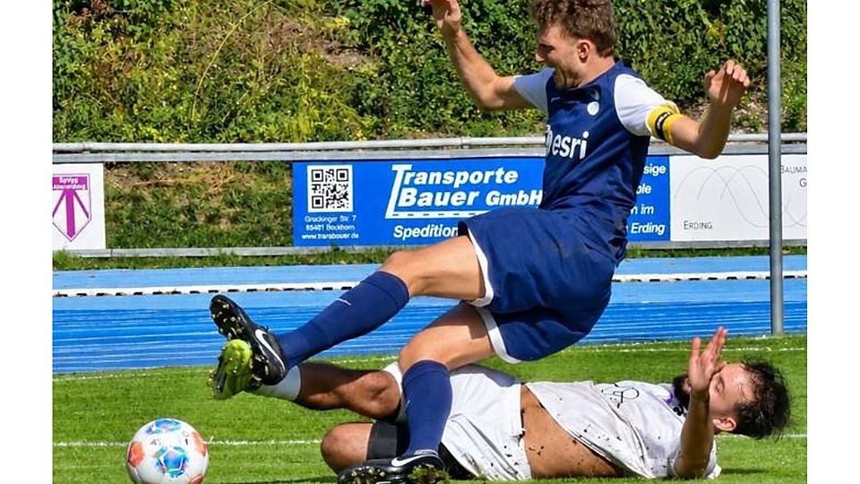 Im Punktspiel brachte der Altenerdinger Altin Capa den Kranzberger Spielführer Thomas Kopp mit einer beherzten Grätsche zu Fall, Auch heute will man den SVK wieder in die Knie zwingen.