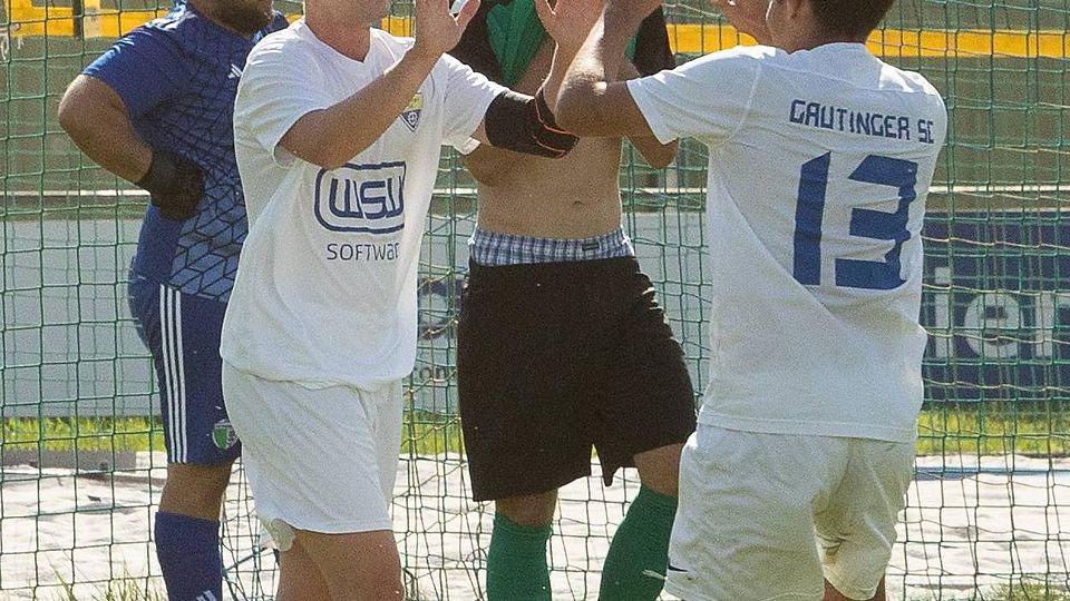 Das vorentscheidende 2:0 für Gauting im Derby gegen den TSV Pentenried markierte Georg Mertens (l.); Kubilay Uysal gratulierte.