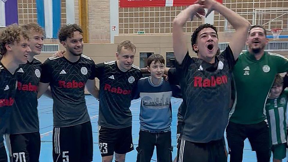 Jubel bei den Grün-Weißen: Bayernligist Fortuna Regensburg war beim Lappersdorfer Hallencup erneut nicht zu bändigen.