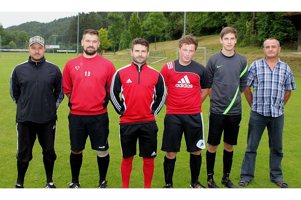 Beim Auftakttraining der DJK Utzenhofen präsentiierte die Vorstandschaft ihre Neuzugänge und den neuen Spielertrainer Yilmaz Topcu (Dritter von links). Foto: Manuel Fromm