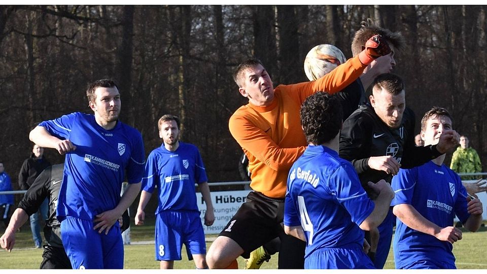 Kaum einmal brachten die Angreifer der SG Lauter das Gehäuse der SKG Gersfeld ernsthaft in Gefahr.  	Foto: Zinn