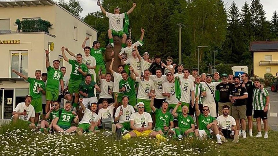  Auch beim Feiern zeigten sich die Spieler des FC Brigachtal als Meister ihres Fachs. | Foto: Privat	