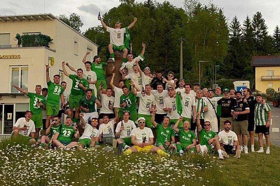  Auch beim Feiern zeigten sich die Spieler des FC Brigachtal als Meister ihres Fachs. | Foto: Privat	