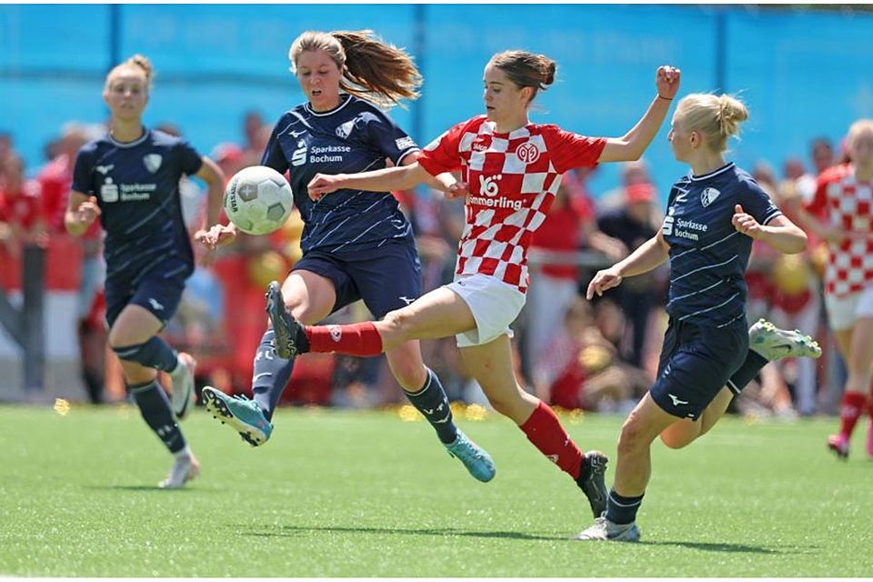 Durchsetzen gegen zwei Gegenspielerinnen: 05-Linksaußen Finja Weiß gegen die Bochumerinnen Anna Maiwald und Mara Wilhelm (rechts). Foto: René Vigneron Durchsetzen gegen zwei Gegenspielerinnen: 05-Linksaußen Finja Weiß gegen die Bochumerinnen Anna Maiwald und Mara Wilhelm (rechts). Foto: René Vigneron