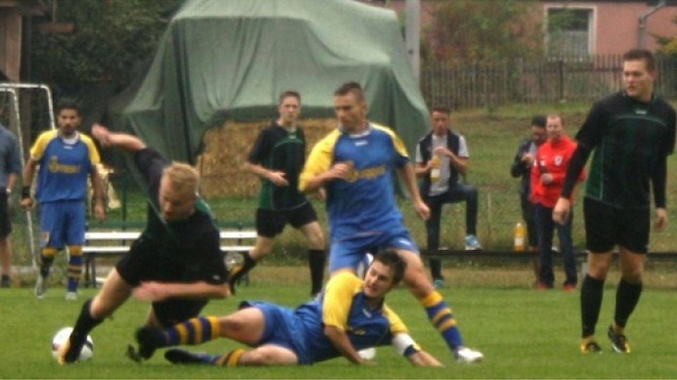 F: Wogawa Mit vollen Einsatz holte sich Schönbach am Freitagabend den Heimsieg