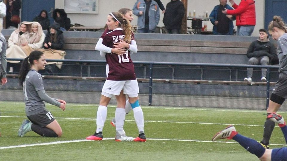 Spielerinnen des SV Menden jubeln über einen Treffer gegen die Sportfreunde Siegen.