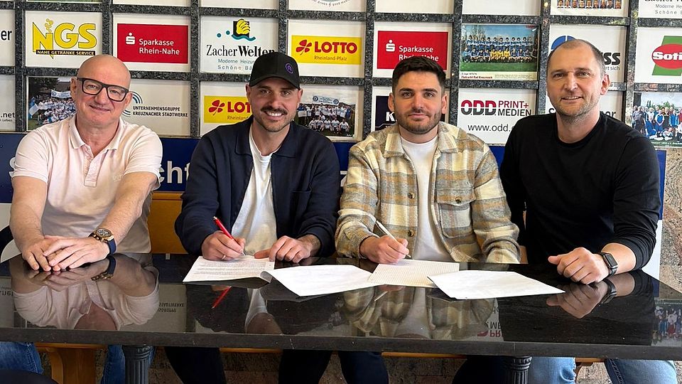 Der Sportliche Leiter, Mario Spreitzer (links), und Vorsitzender Patrick Krick (rechts), präsentieren die beiden neuen Trainer der Eintracht, Amin Ouachchen und Baris Yakut.