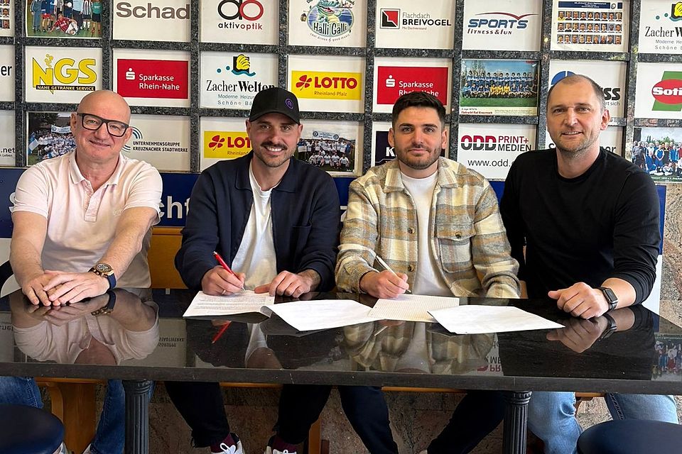 Der Sportliche Leiter, Mario Spreitzer (links), und Vorsitzender Patrick Krick (rechts), präsentieren die beiden neuen Trainer der Eintracht, Amin Ouachchen und Baris Yakut.