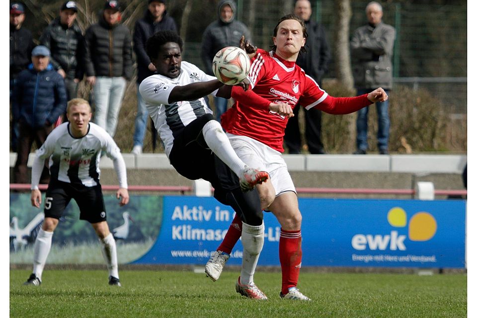 Durchgestezt hat sich der FC 08 Villingen mit Omar Jatta (links) gegen Underdog SV Kirchzarten und Sven Althauser | Foto: Benedikt Hecht