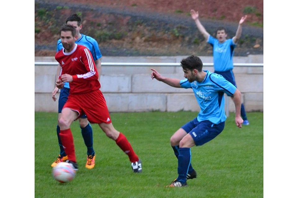 F: Bruder SG-Spielertrainer Helge Hastrich (rotes Trikot) ist mit seiner Truppe auf einen guten Weg Richtung Ligaverbleib.