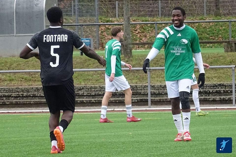 Trotz des klaren Sieges der Fontana haben Benjamin Oluwatope Olayemi Ogunloye (VfL Fontana Finthen II) und Ulrich Nanfah Momo (Spvgg. Dietersheim) gezeigt, dass Fair Play und Spaß im Vordergrund stehen können.