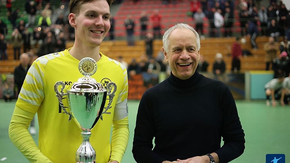 Fachschaftsleiter Jürgen Wöhrmann (re.) bei der Pokalübergabe an den VfB Homberg.