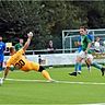 Dieses war der dritte Streich: Gianluca Müller trifft beim 7:2 der KSG Mitlechtern zum 3:0 gegen den FC Sportfreunde Heppenheim (Torwart Tobias Schneider).	Foto: Dagmar Jährling