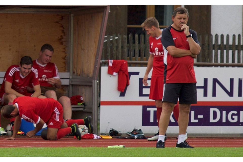 Aktiver Beobachter: Wojtek Wojciechowski (r.) ist nur noch bis Sommer 2021 Trainer des FC Finsing 2. 	Foto: Privat   