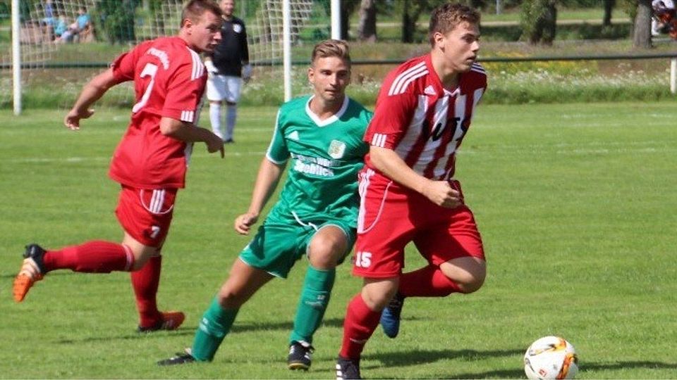 Lukas Fuchs (am Ball) traf bei seinem Debüt für den SV Pouch/Rösa.              F: HubiJansenPictures