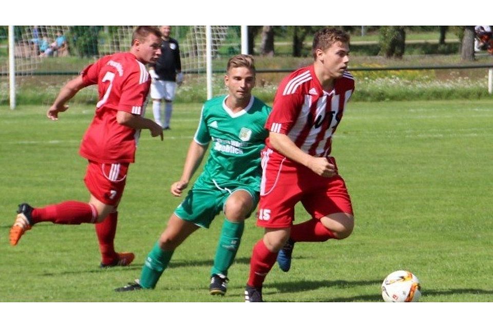 Lukas Fuchs (am Ball) traf bei seinem Debüt für den SV Pouch/Rösa.              F: HubiJansenPictures