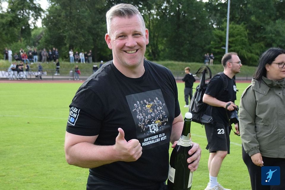 Tim Schneider freut sich über die Meisterschaft mit dem VfB Hilden. Tim Schneider freut sich über die Meisterschaft mit dem VfB Hilden.