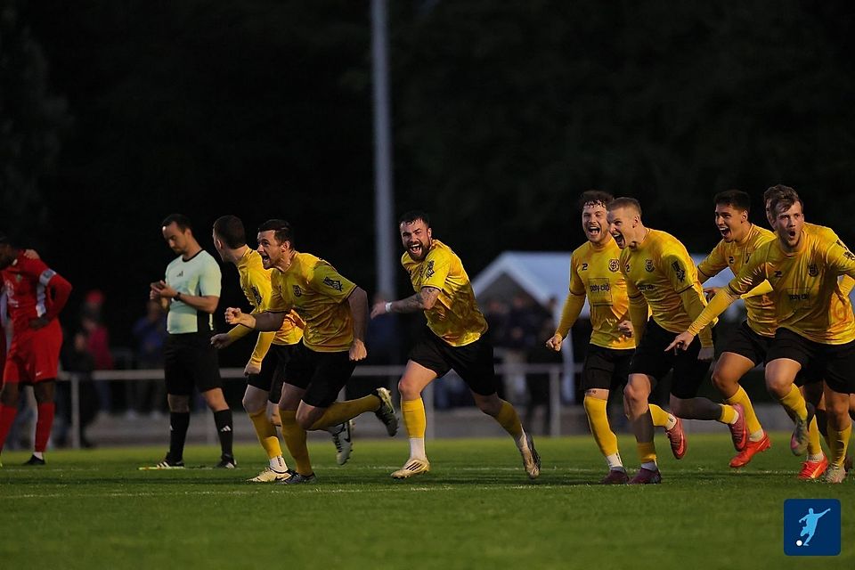 Jubel: Der FC Eddersheim hat im Elfmeterschießen das bessere Ende für sich.