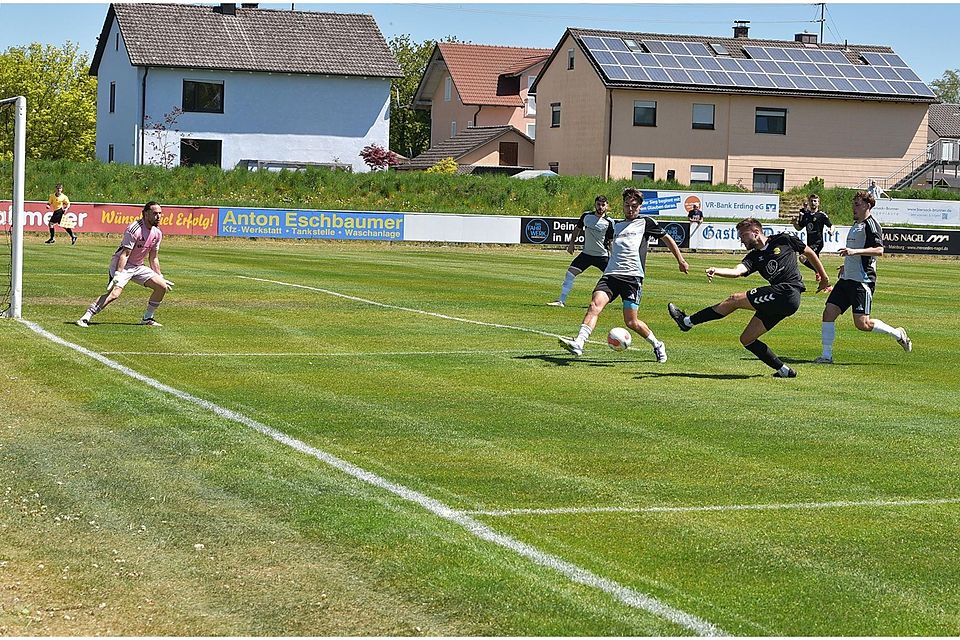 Scharf ins lange Eck: Marco Esposito (3.v.r.) macht die schnelle 1:0-Führung vorbei an Gästetorwart Ali Cakmakci (l.); hinten (2.v.r.) Maximilian Lechner.