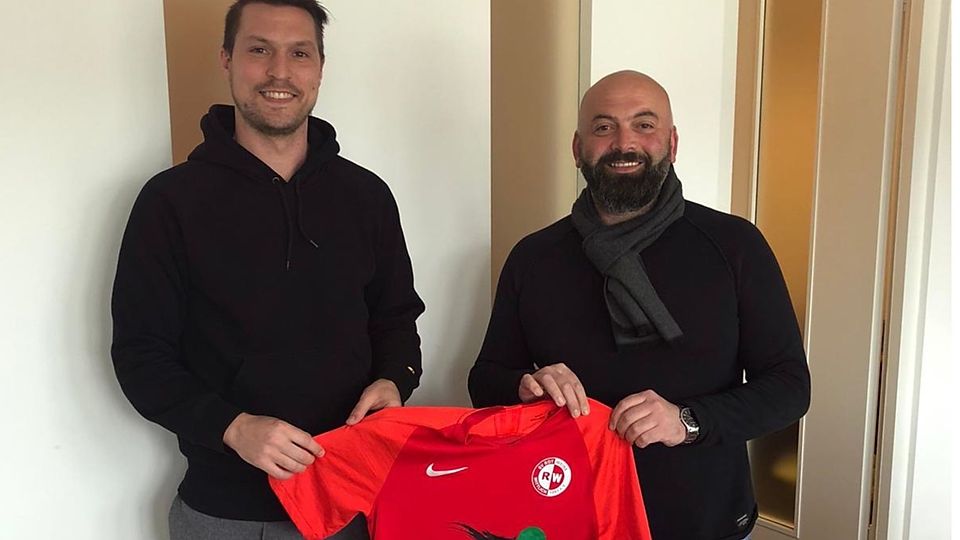 Transfercoup: Rot-Weiß Wittlichs Fußballchef Mehmet Akin (rechts) präsentiert Neuzugang Sebastian Szimayer.
