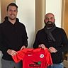 Transfercoup: Rot-Weiß Wittlichs Fußballchef Mehmet Akin (rechts) präsentiert Neuzugang Sebastian Szimayer.