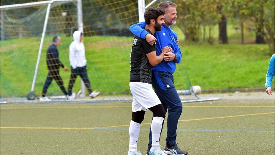 Gegen den ISC Fürth feierte Thorsten Bartmann (rechts, mit dem Fürther Volkan Sahin Cakir) seinen ersten Sieg als Interimstrainer des A-Ligisten SV/BSC Mörlenbach. Jetzt fährt der SV/BSC zu Aufsteiger TSV Hambach.	Foto: Dagmar Jährling