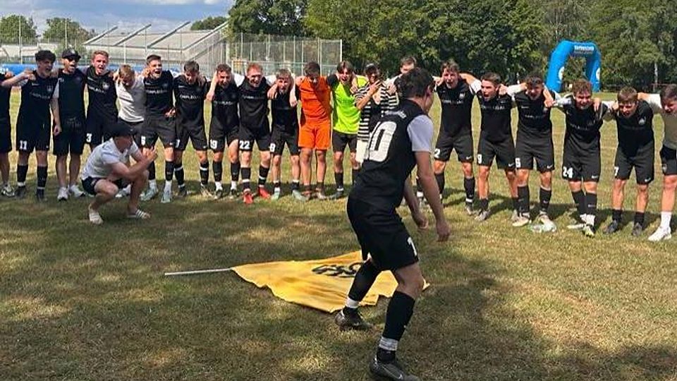 Sensation perfekt: Walpertskirchens Kapitän Daniel Schuler (vorne) feiert mit seinem Team ausgelassen Platz drei im Pokal-Landesfinale.