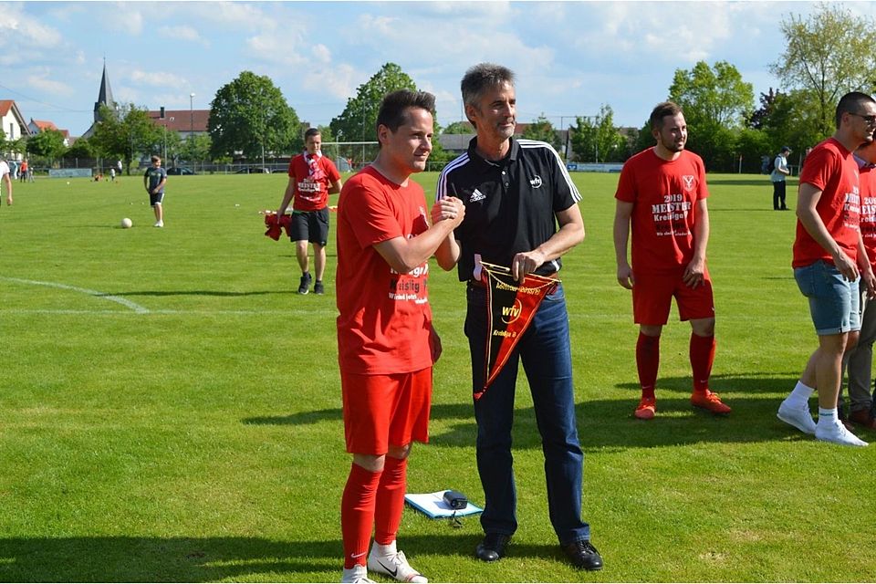 Michael Jakob (l.) und Staffelleiter Robert Demurtas bei der Wimpelübergabe nach dem Aufstieg in die Bezirksliga 2020.