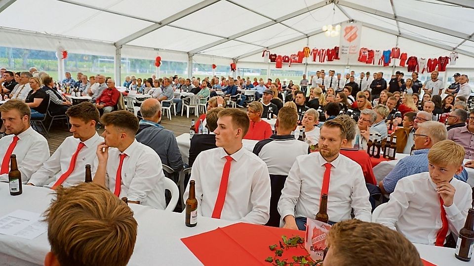Ein rot-weißer Abend in Grafeld: Im Festzelt auf dem Sportplatz feierte der SV sein Vereinsjubiläum.