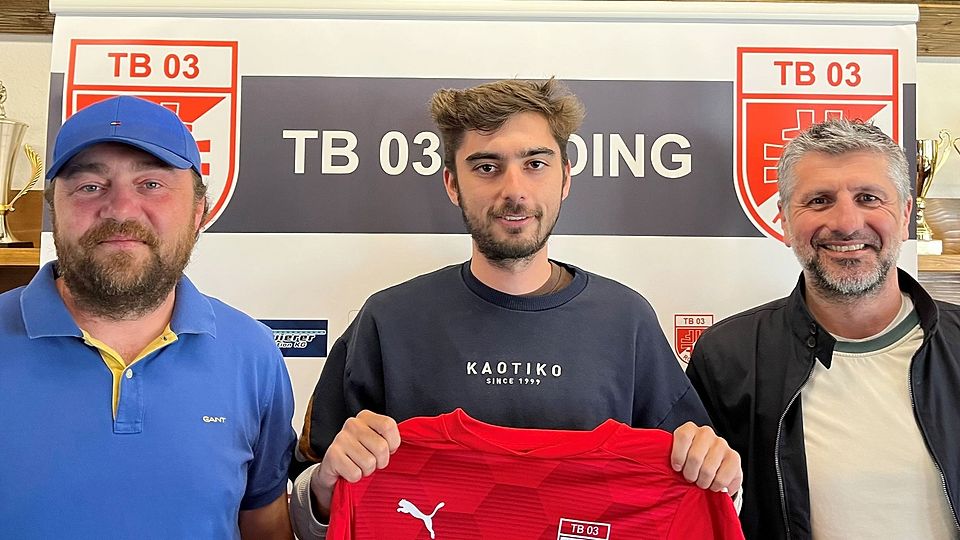 Die Verantwortlichen des TB 03 Roding Jürgen Weigl (links) und Christian Fleischmann (rechts) präsentieren Stürmer Niklas Wolfram als einen weiteren Neuzugang.