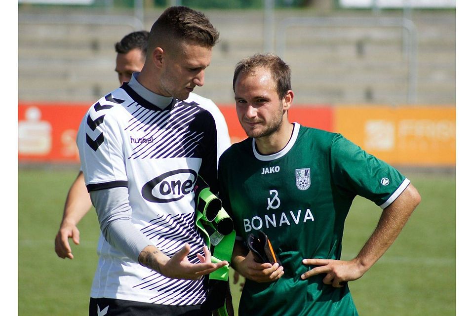 Analyse nach dem Spiel: Meuselwitz-Torwart Steven Braunsdorf und Fürstenwalde-Kapitän Paul Karaszewski. Foto: Mitsch Rieckmann Analyse nach dem Spiel: Meuselwitz-Torwart Steven Braunsdorf und Fürstenwalde-Kapitän Paul Karaszewski. Foto: Mitsch Rieckmann