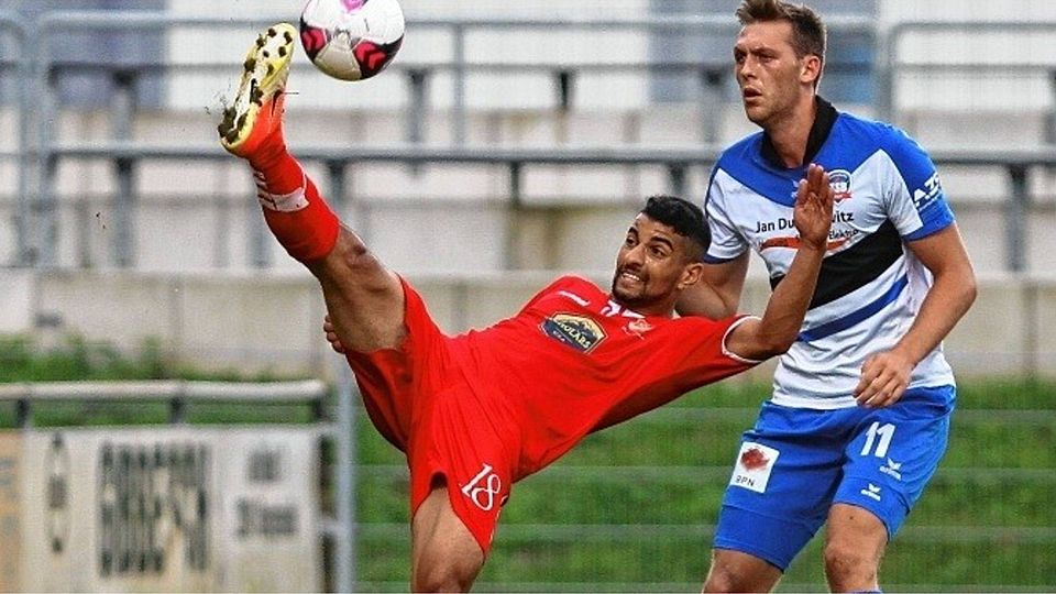 Artistisch: Eichedes Noor Al-Tamemy (li.) hebt den Ball über Jan Ole Butzek hinweg. Al-Tamemy und der SVE lagen zwischenzeitlich 3:1 vorn, mussten sich am Ende aber mit einem Remis bescheiden. Foto:objectivo